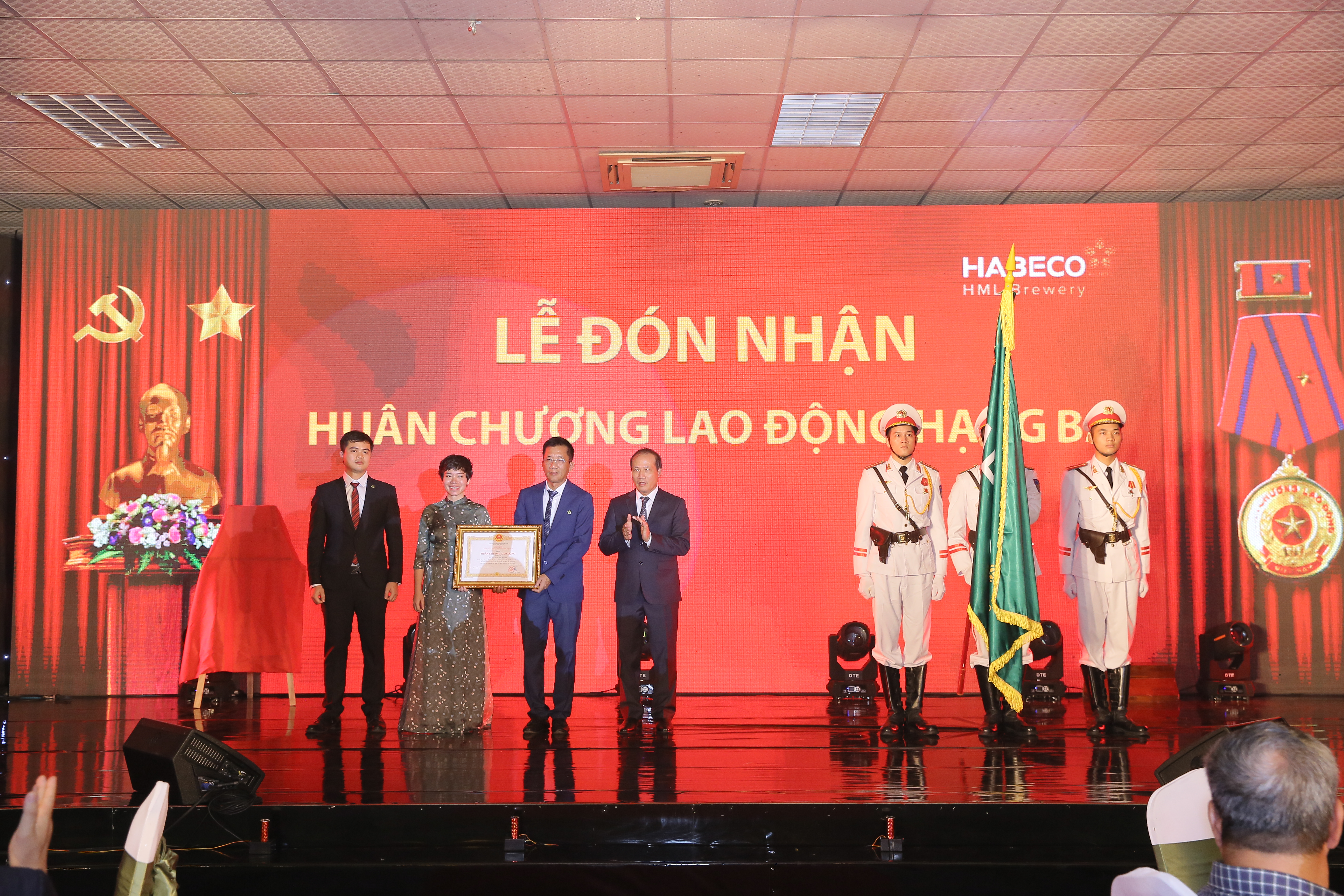 Nhà máy Bia Hà Nội-Mê Linh kỷ niệm 10 năm khánh thành và đón nhận Huân chương Lao động hạng Ba